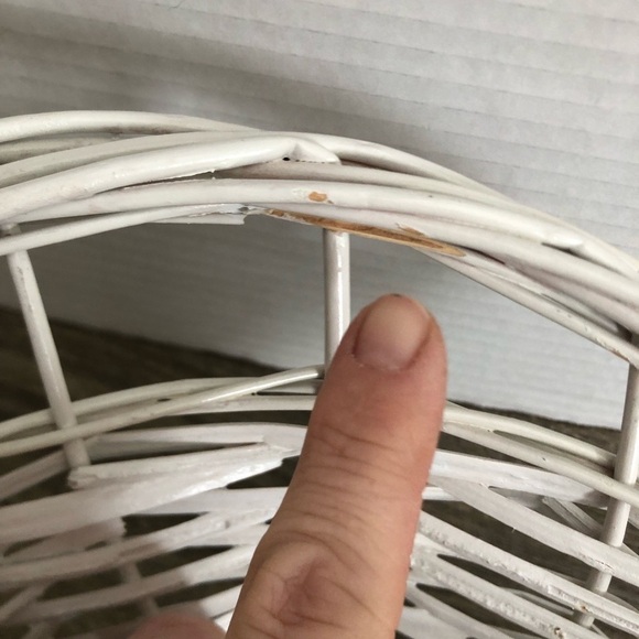 Vtg White Wicker Basket - Picture 12 of 13